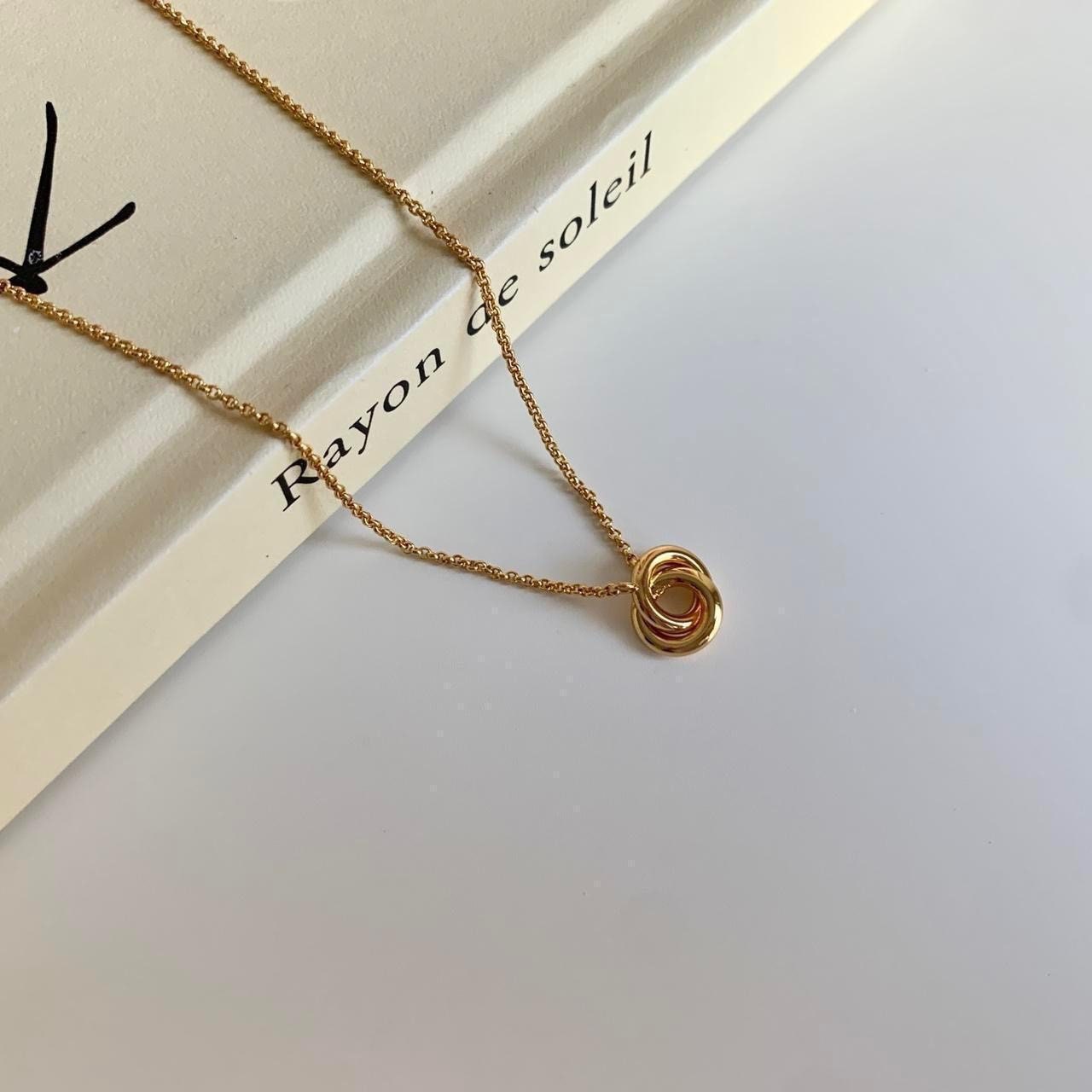 Gold overlap hoops necklace