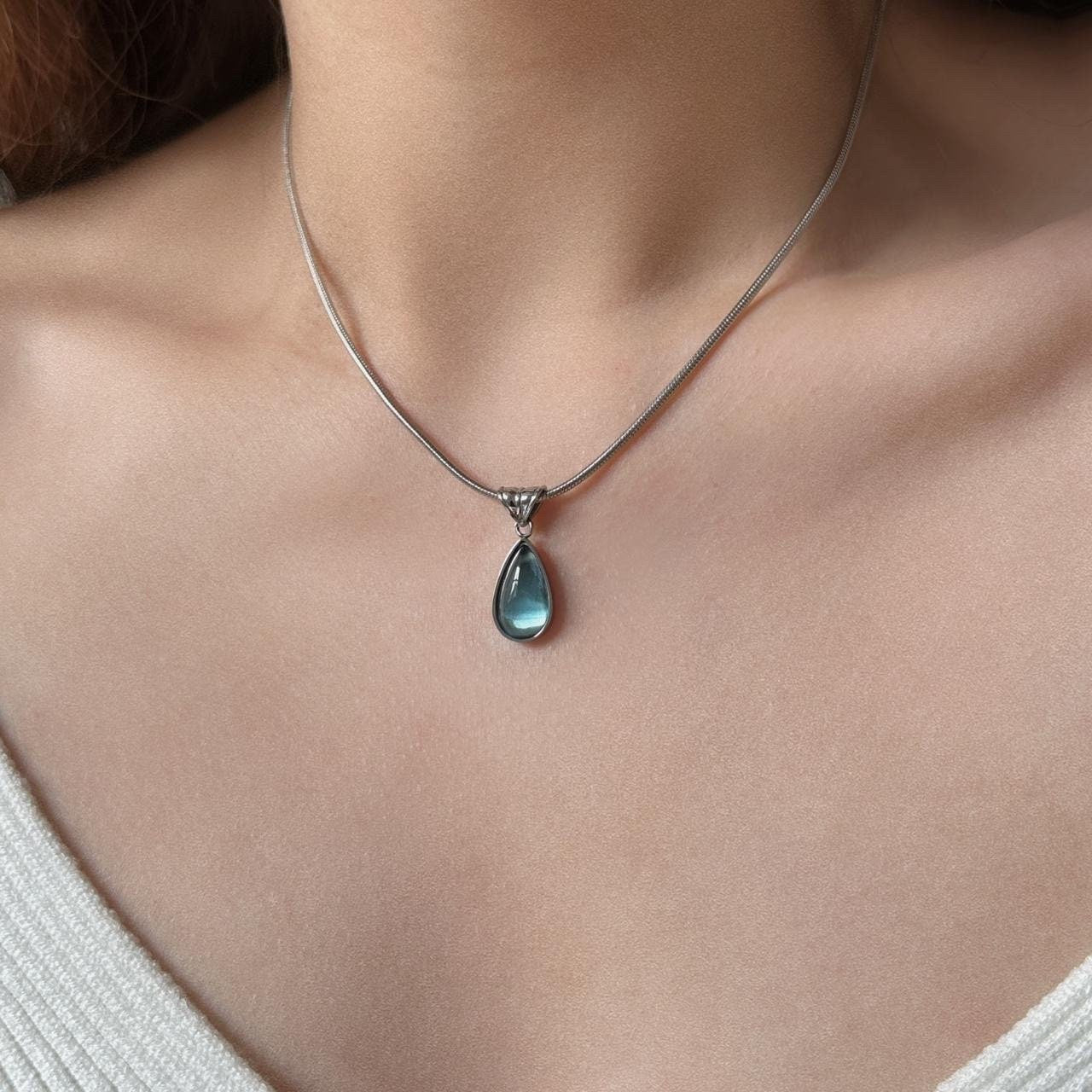 Waterdrop pendant necklace