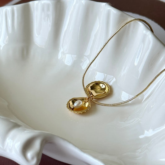 Gold shell freshwater pearl pendant necklace