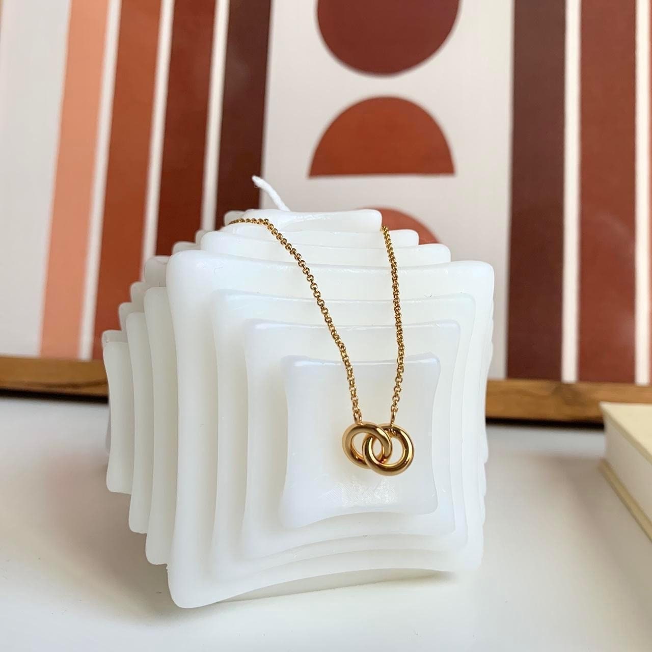Gold overlap hoops necklace