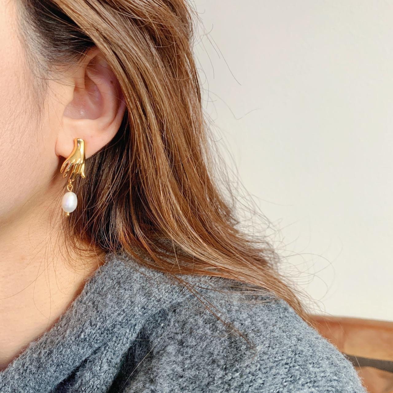 Gold hand baroque pearl earrings, real pearl earrings, chic pearl earrings