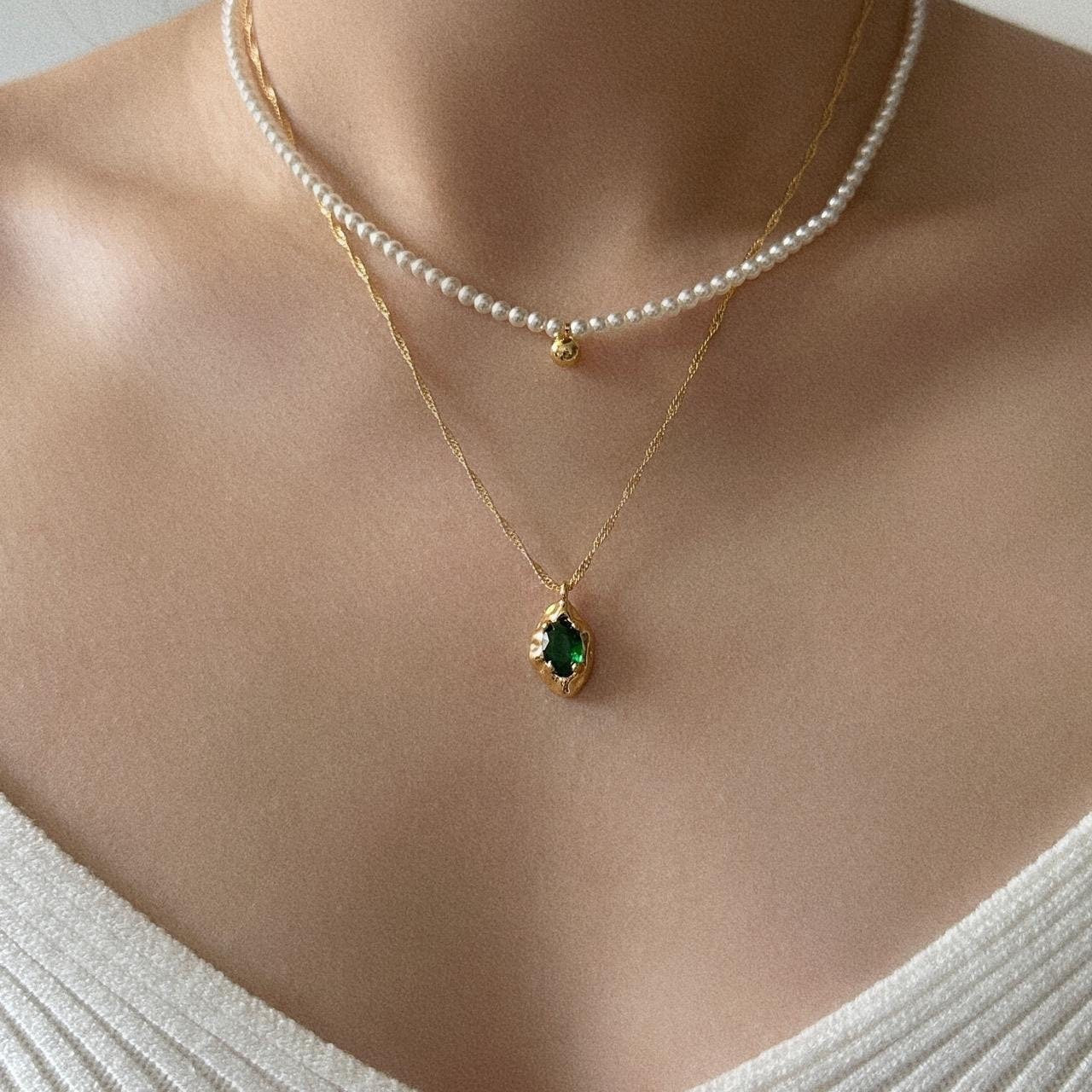 Emerald crystal pendant gold necklace