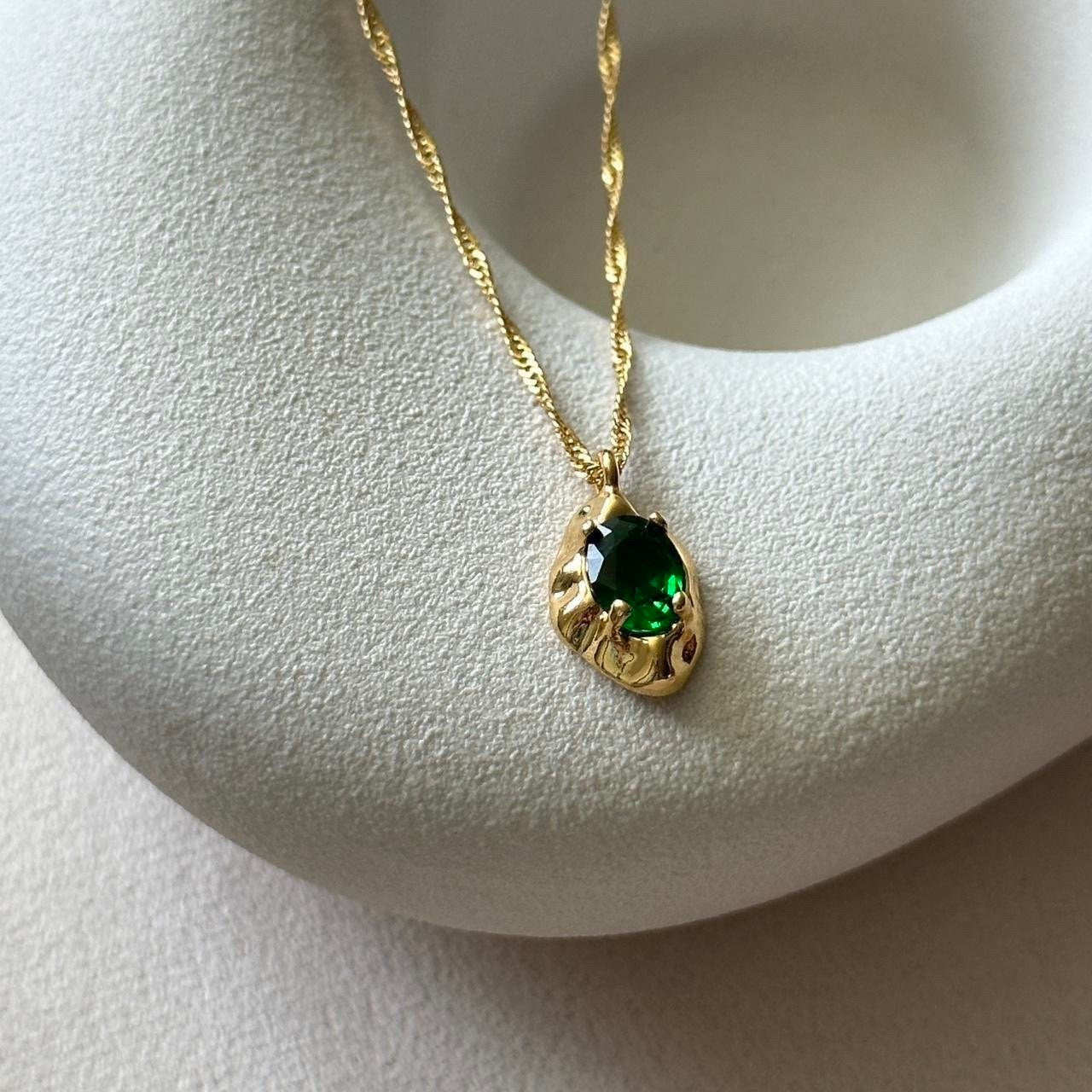 Emerald crystal pendant gold necklace