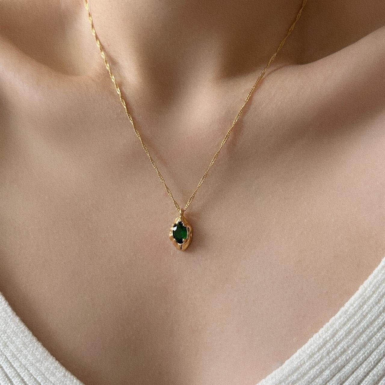 Emerald crystal pendant gold necklace