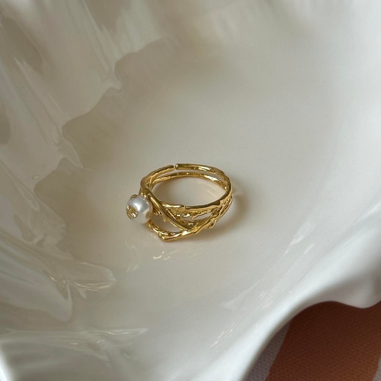 Gold twig-style freshwater pearl rings
