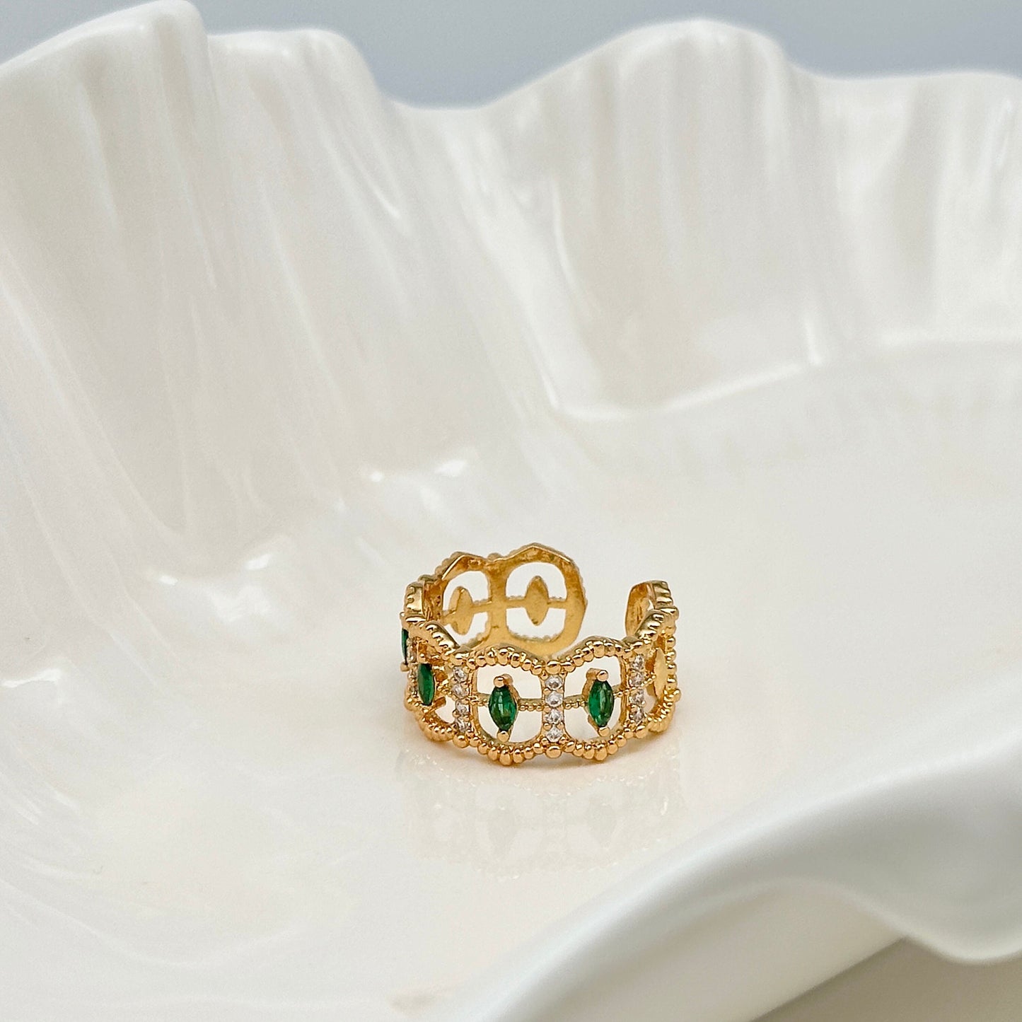 Gold Emerald Delicate Hollow Ring