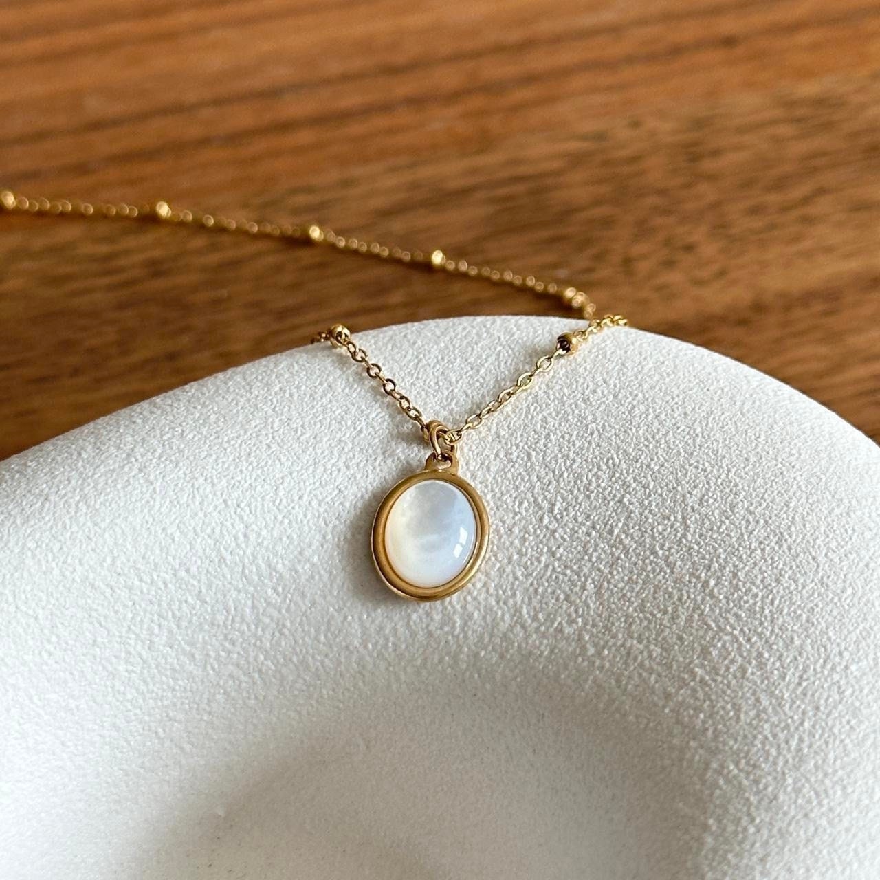 Oval Mother Of Pearl Gold Pendant Beaded Necklace