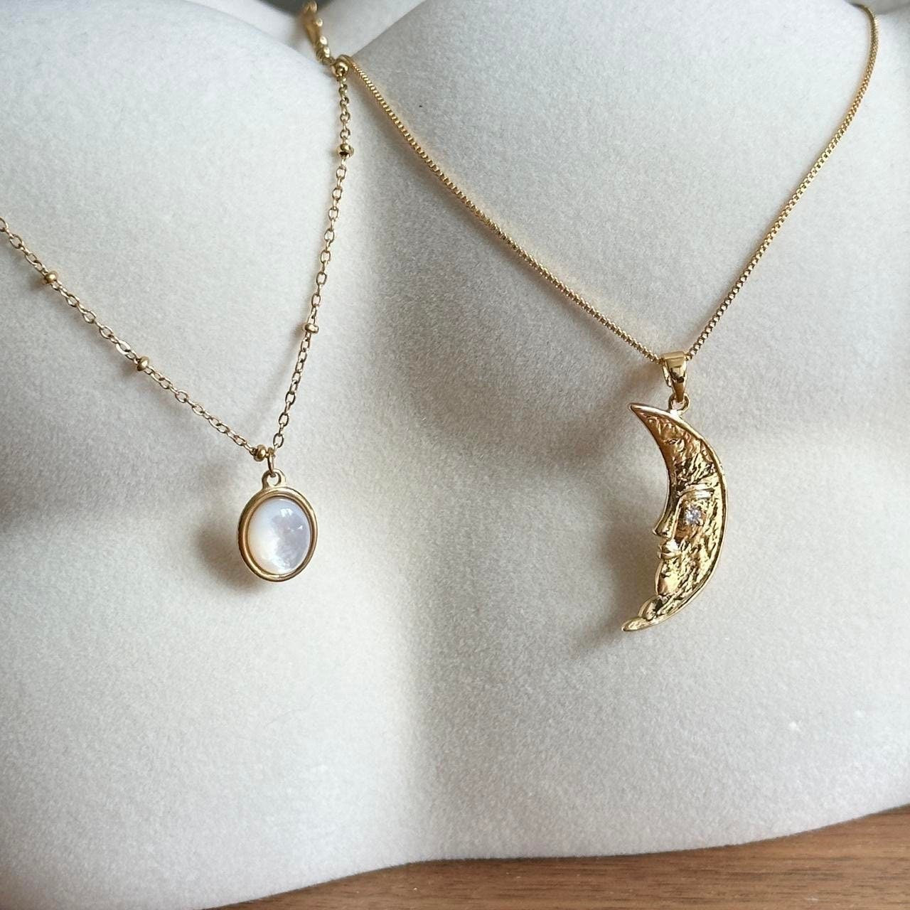 Oval Mother Of Pearl Gold Pendant Beaded Necklace