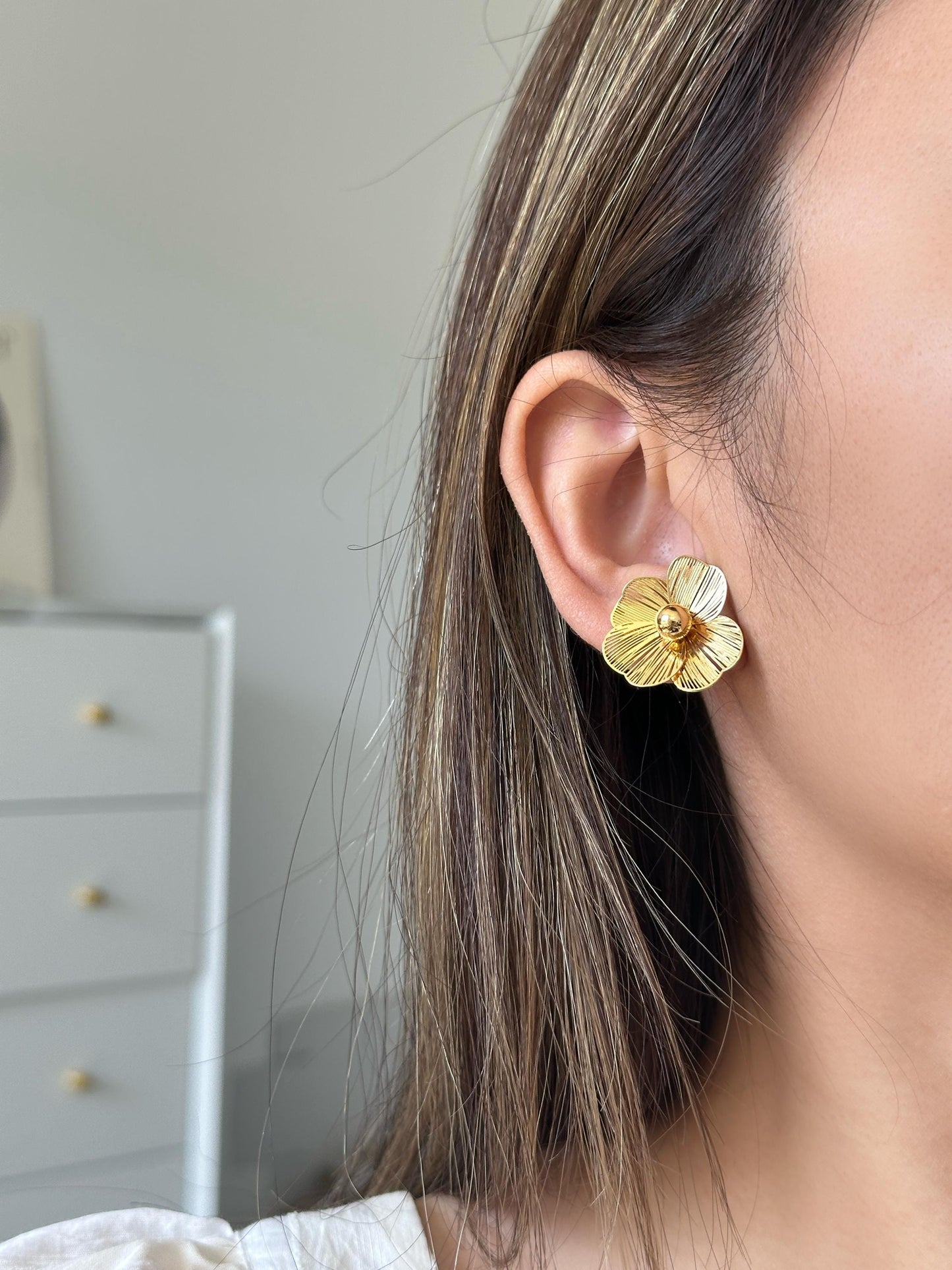 Gold Floral Pearl Stud Earrings, Gold Layered Floral Earrings, 3D Hollow Flower with Pearl Flower Stud, Pearl Bloom Earrings, Elegant flower