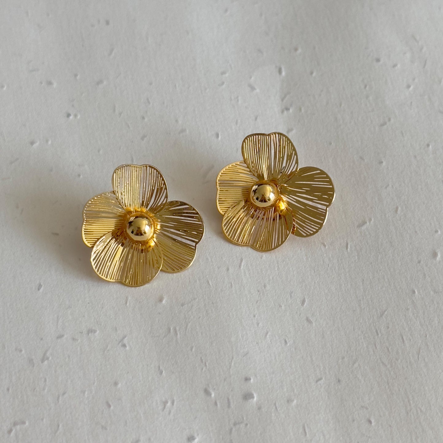 Gold Floral Pearl Stud Earrings, Gold Layered Floral Earrings, 3D Hollow Flower with Pearl Flower Stud, Pearl Bloom Earrings, Elegant flower