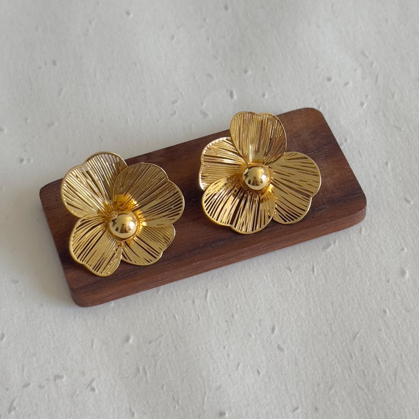 Gold Floral Pearl Stud Earrings, Gold Layered Floral Earrings, 3D Hollow Flower with Pearl Flower Stud, Pearl Bloom Earrings, Elegant flower