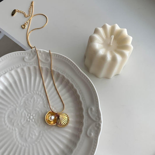 Gold shell freshwater pearl pendant necklace