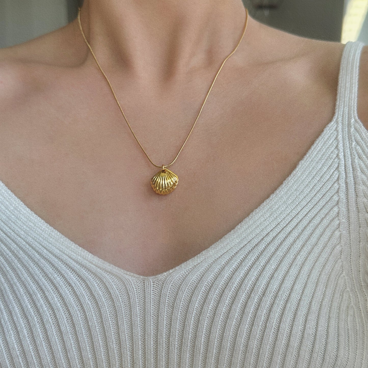 Gold shell freshwater pearl pendant necklace