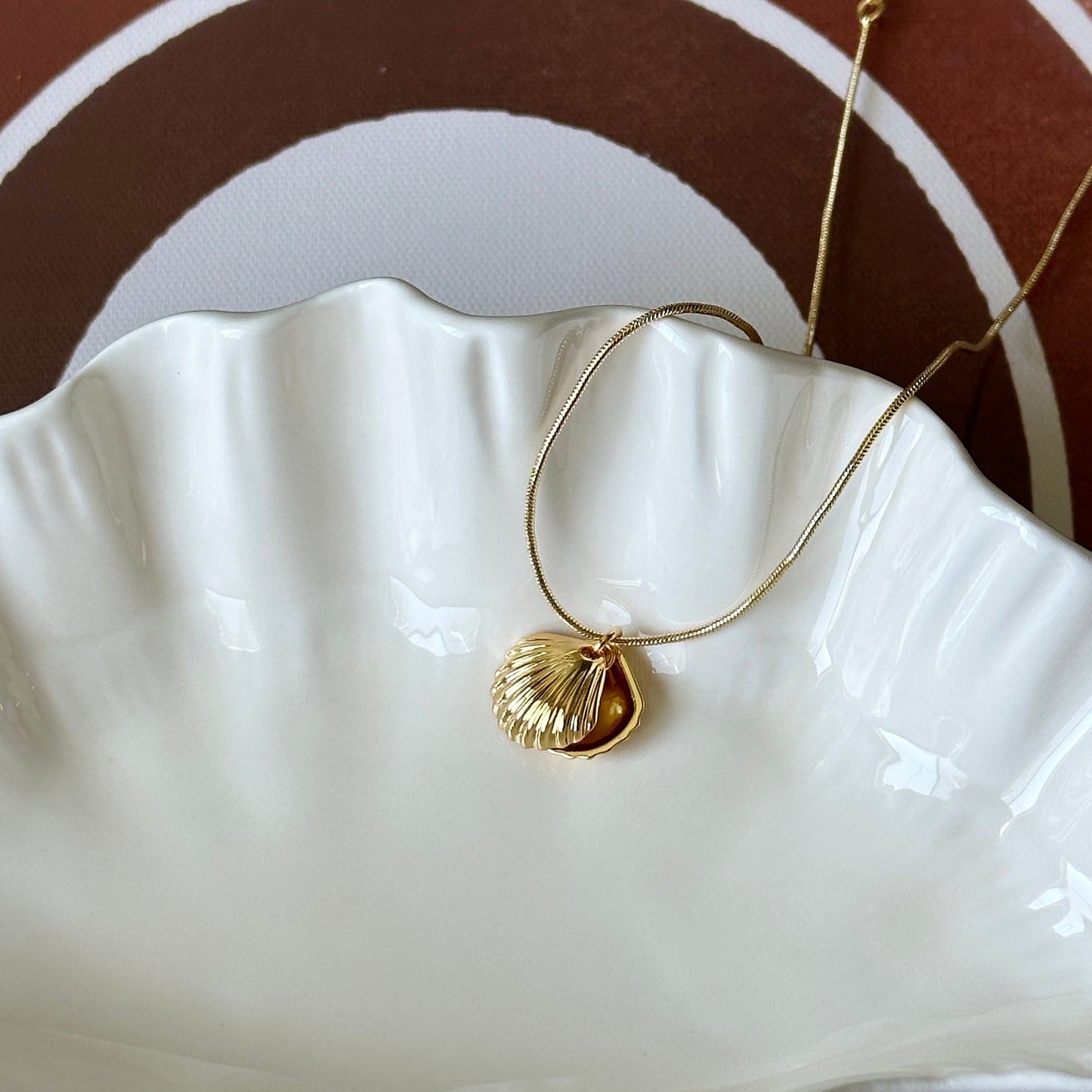 Gold shell freshwater pearl pendant necklace