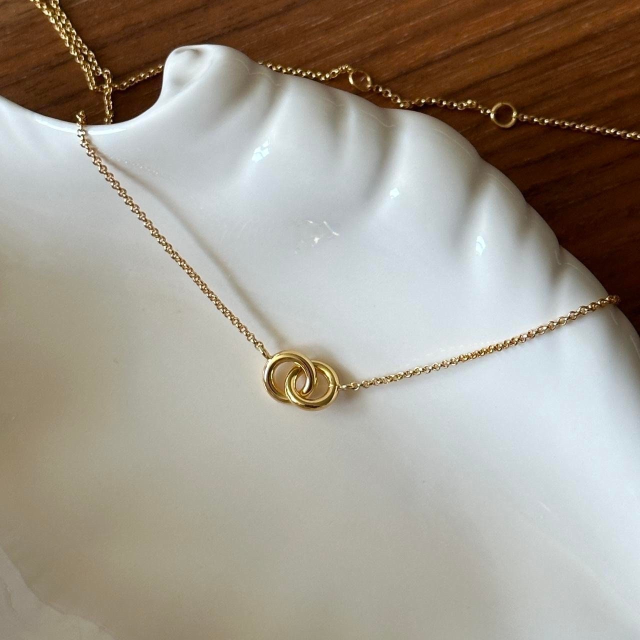 Gold overlap hoops necklace