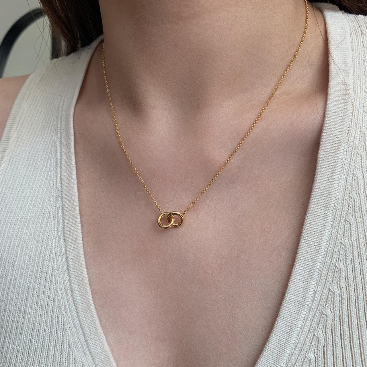 Gold overlap hoops necklace