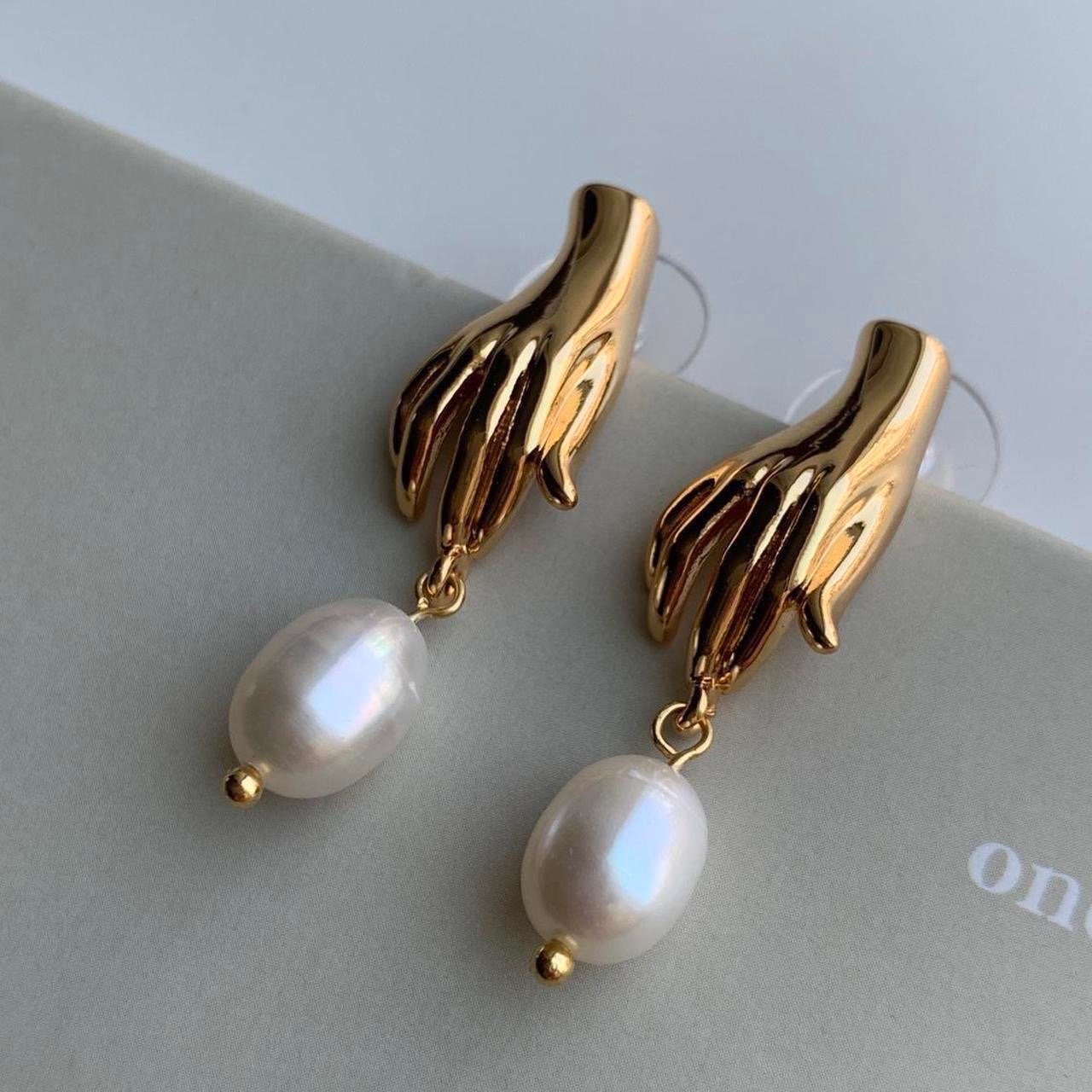 Gold hand baroque pearl earrings, real pearl earrings, chic pearl earrings