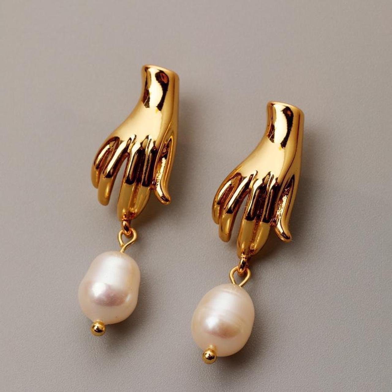 Gold hand baroque pearl earrings, real pearl earrings, chic pearl earrings