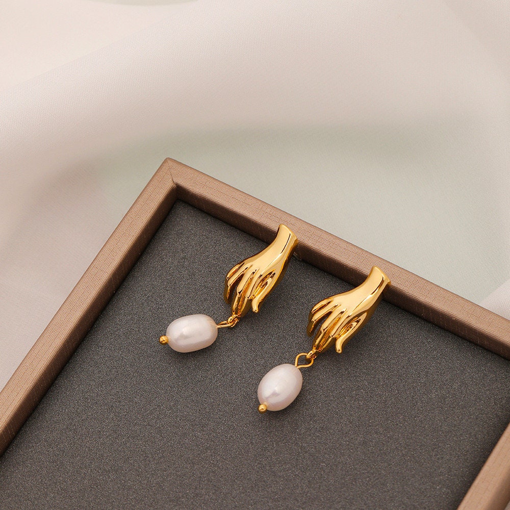 Gold hand baroque pearl earrings, real pearl earrings, chic pearl earrings