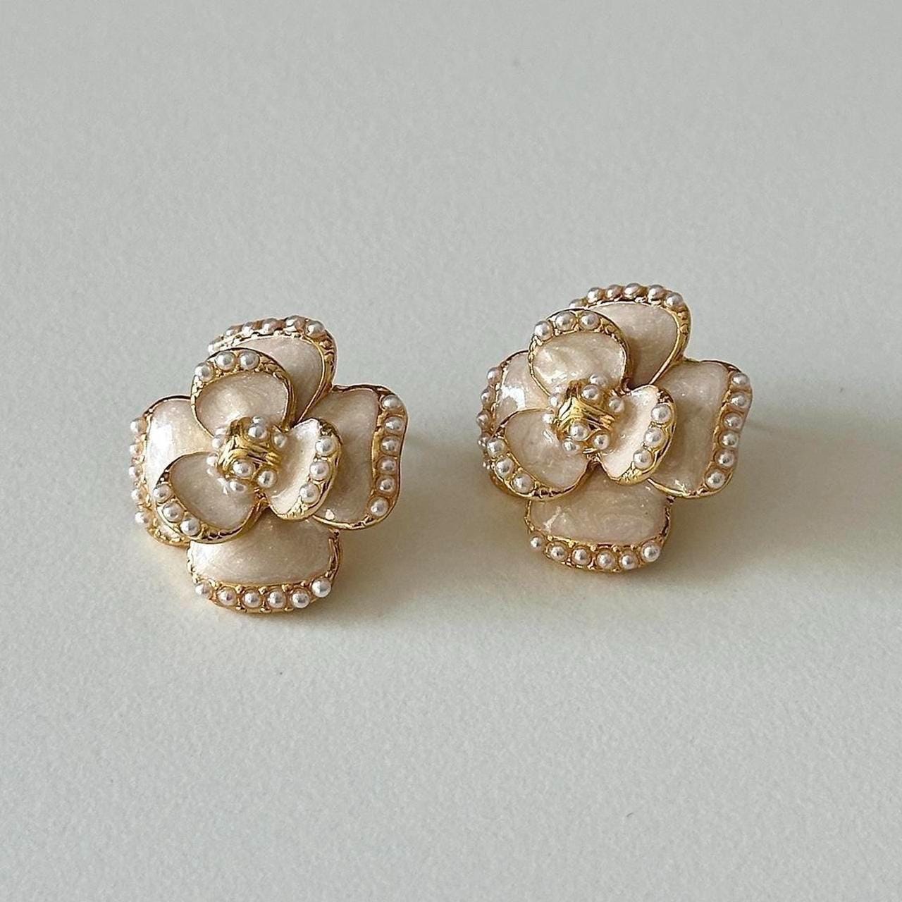 White Enamel Flower Vintage-Style Stud Earrings, Flower Earrings, Wedding Earrings, Bridal  Earrings, White Flower Earrings, Gift for her