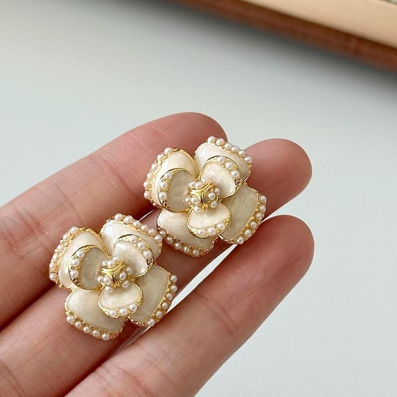 White Enamel Flower Vintage-Style Stud Earrings, Flower Earrings, Wedding Earrings, Bridal  Earrings, White Flower Earrings, Gift for her
