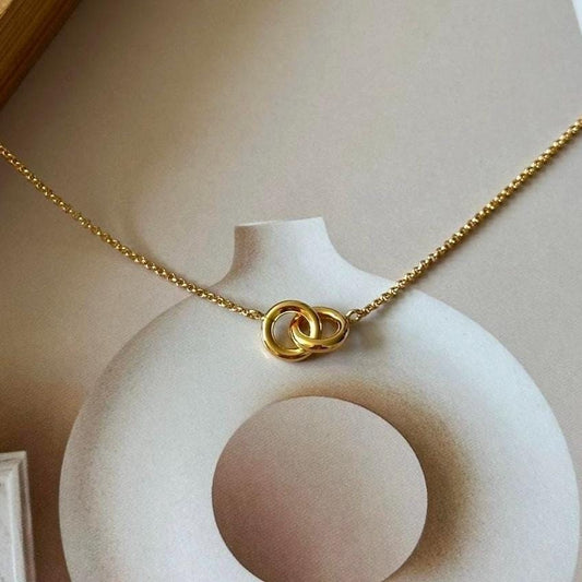 Gold overlap hoops necklace