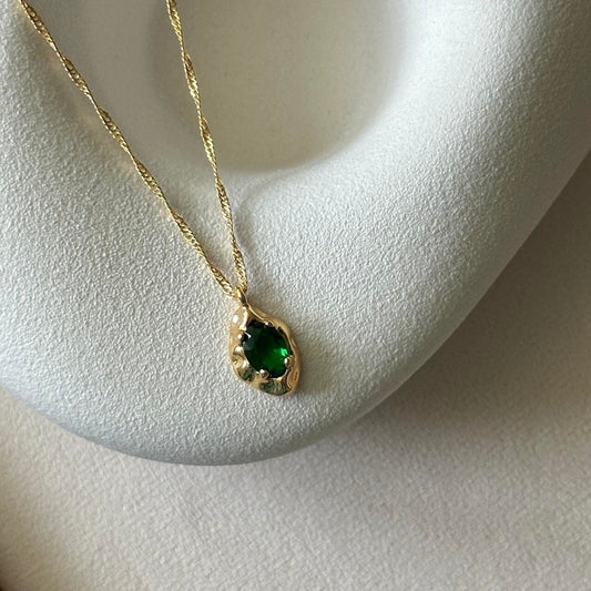 Emerald crystal pendant gold necklace
