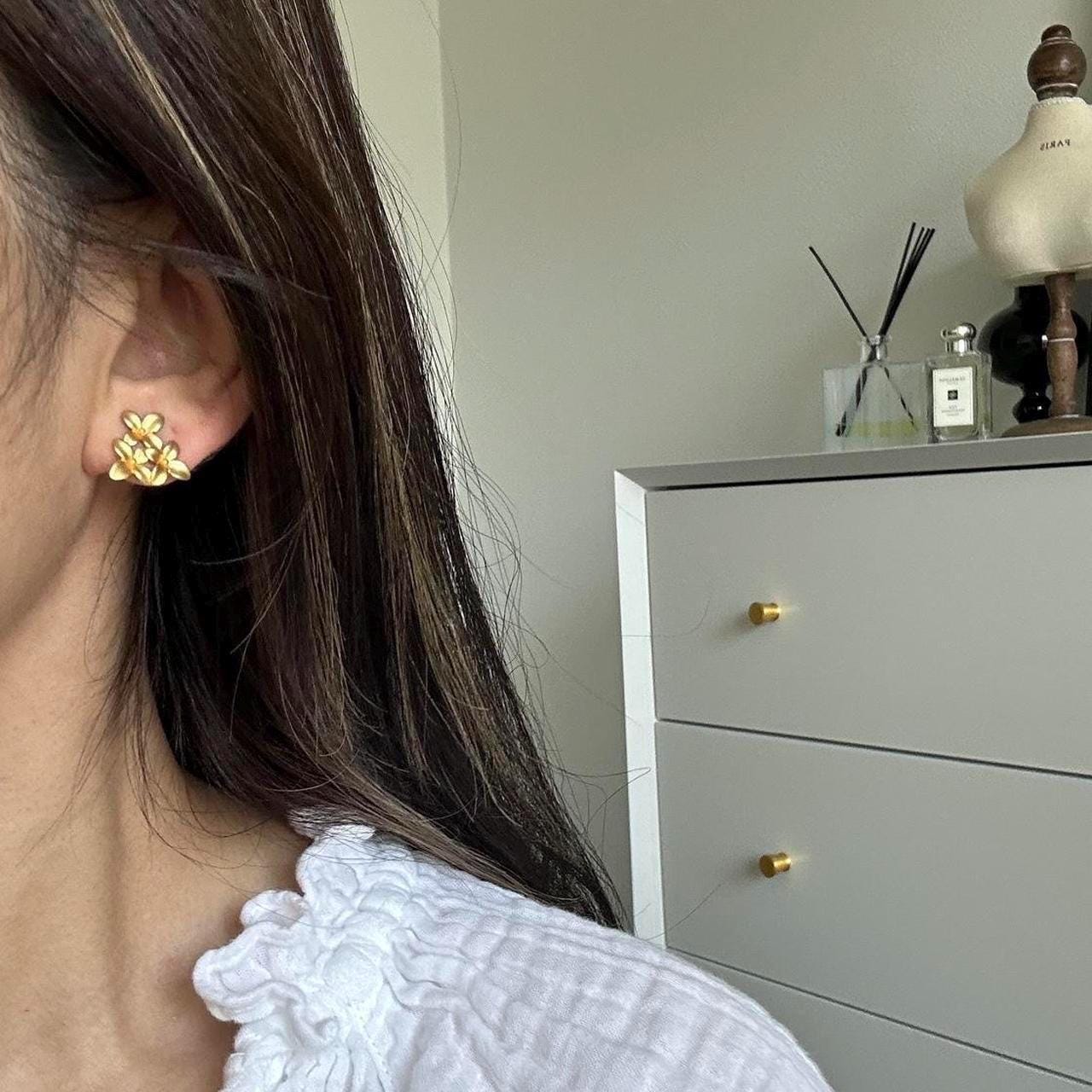Matte Gold Flower Stud Earrings, Flower Stud Earrings, Minimalist Floral Earrings, Elegant Gold Petal Jewelry, Hypoallergenic Gift for Women