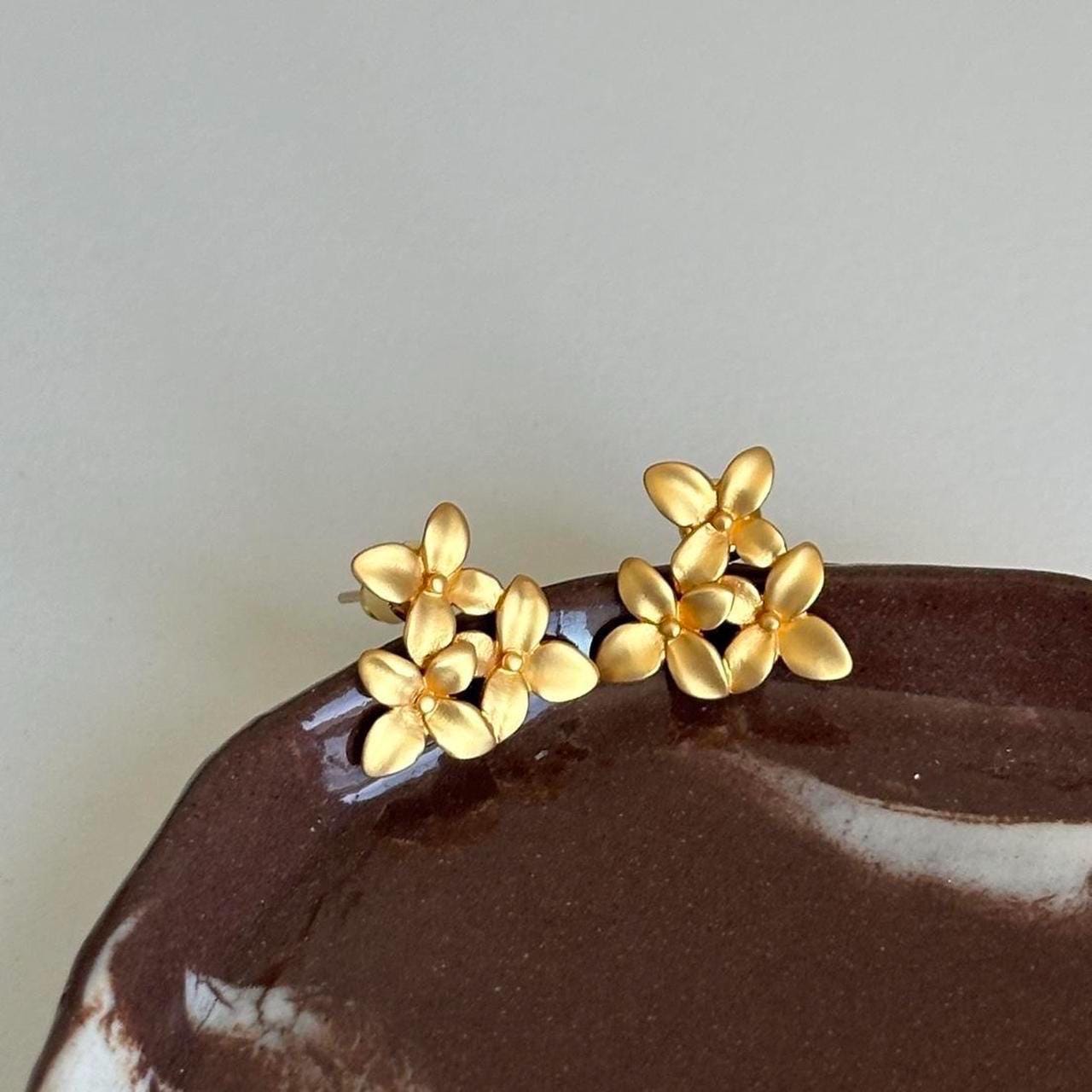 Matte Gold Flower Stud Earrings, Flower Stud Earrings, Minimalist Floral Earrings, Elegant Gold Petal Jewelry, Hypoallergenic Gift for Women
