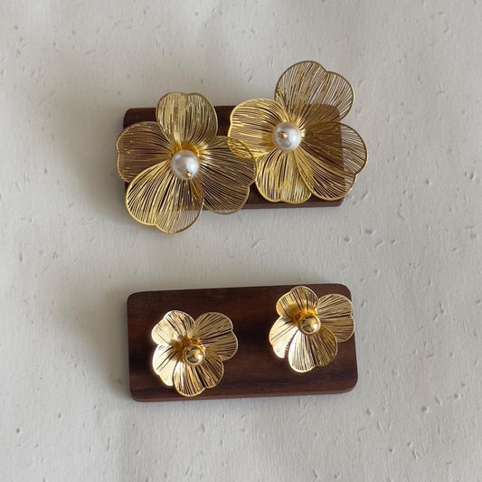 Gold Floral Pearl Stud Earrings, Gold Layered Floral Earrings, 3D Hollow Flower with Pearl Flower Stud, Pearl Bloom Earrings, Elegant flower