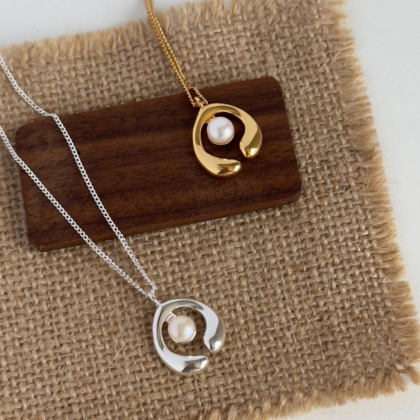 Modern Pearl Pendant Necklace, Minimalist Gold & Silver Arc Design, Unique Everyday Pearl Necklace, Geometric Pearl Necklace, Mom‘s Day Gift