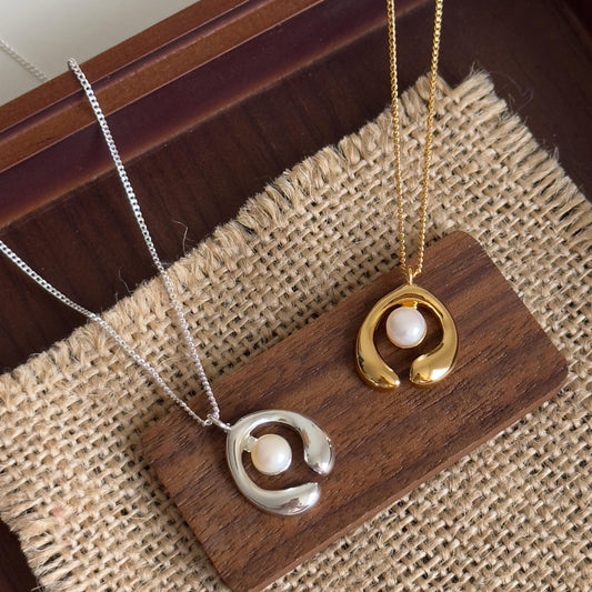 Modern Pearl Pendant Necklace, Minimalist Gold & Silver Arc Design, Unique Everyday Pearl Necklace, Geometric Pearl Necklace, Mom‘s Day Gift