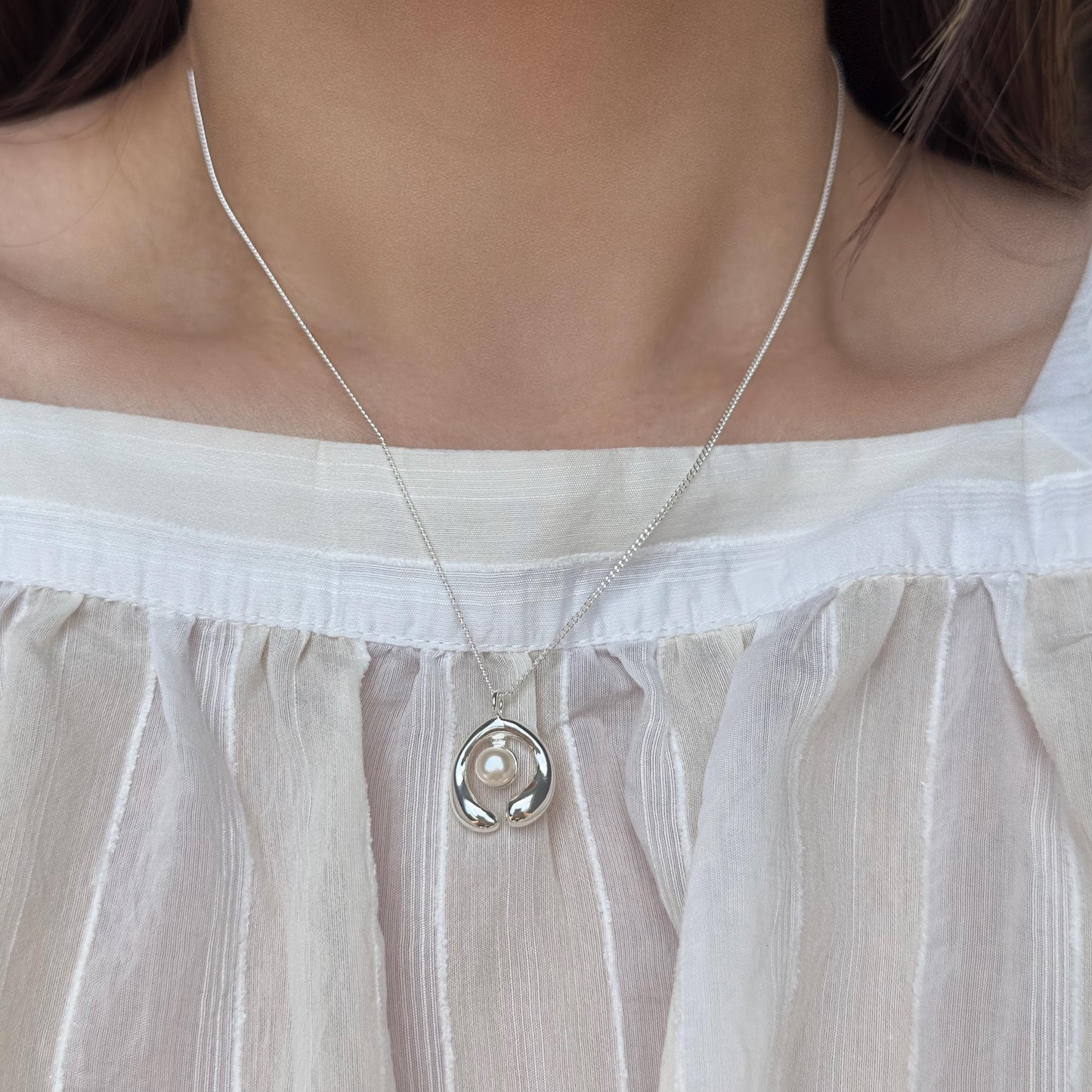Modern Pearl Pendant Necklace, Minimalist Gold & Silver Arc Design, Unique Everyday Pearl Necklace, Geometric Pearl Necklace, Mom‘s Day Gift