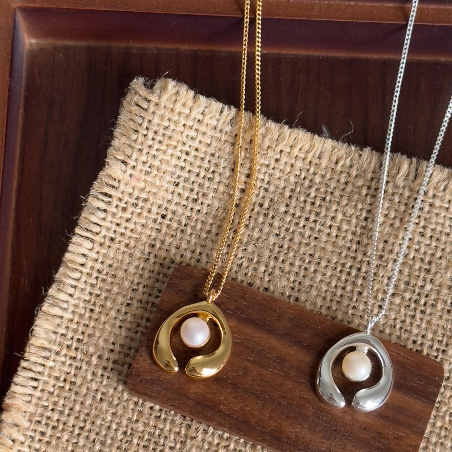 Modern Pearl Pendant Necklace, Minimalist Gold & Silver Arc Design, Unique Everyday Pearl Necklace, Geometric Pearl Necklace, Mom‘s Day Gift