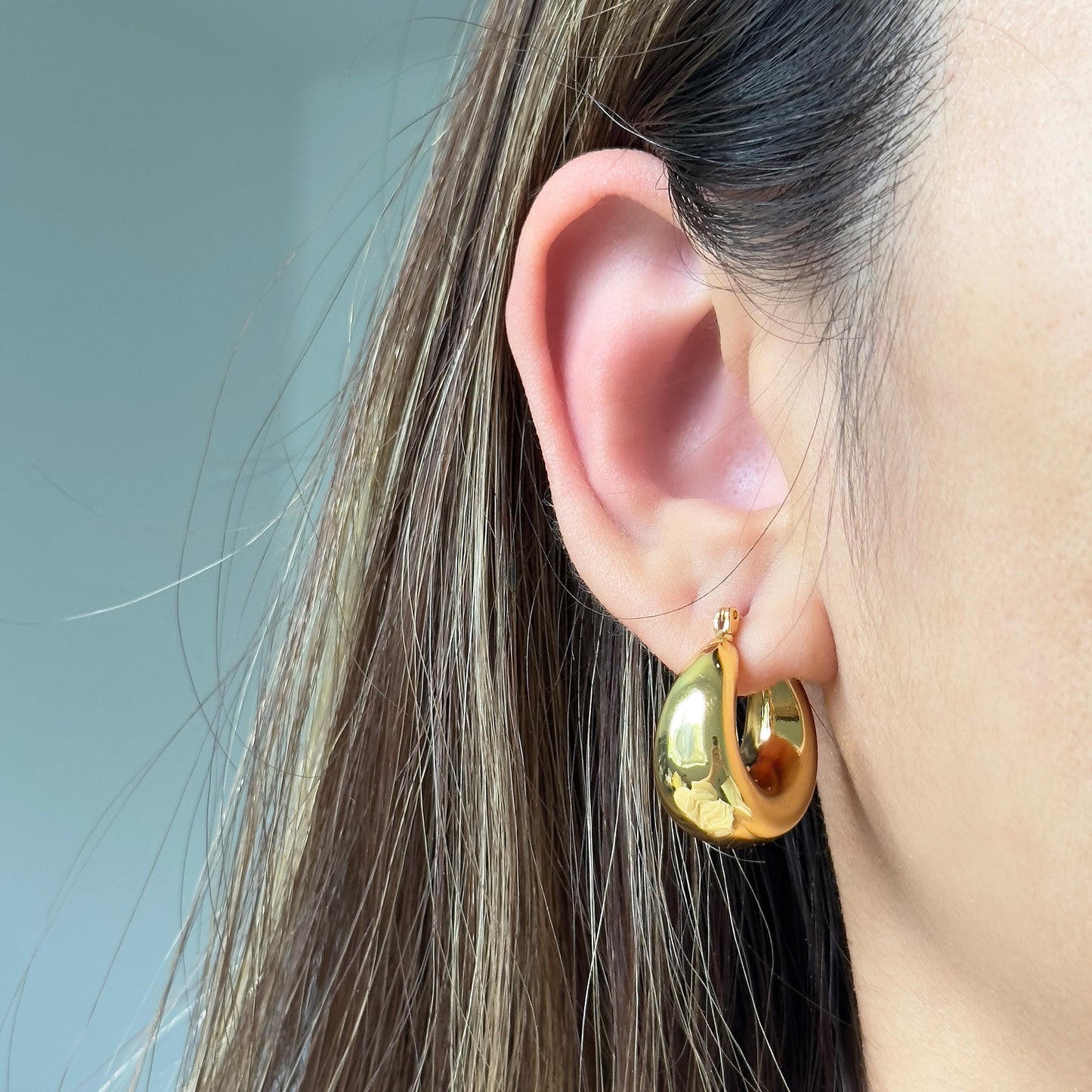 Everyday Hoop Earrings Gold or Silver, Classic Thick Small Hoops, Versatile Chunky Huggie Earrings, Stylish Daily Wear Minimalist Jewelry