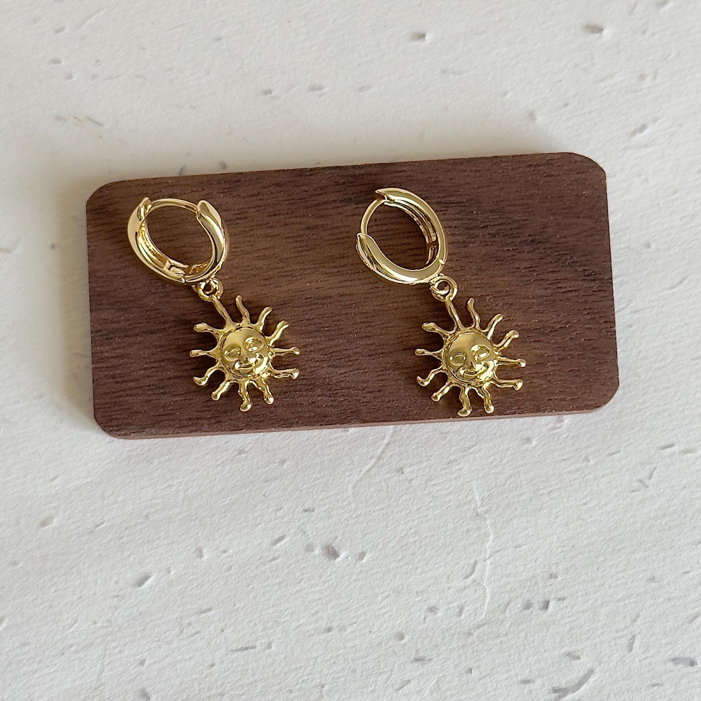 Smiley Sun Dangle Hoop Earrings, Gold Sun Face Hoop Earrings, Retro Celestial Earrings, Sunburst Huggies, Cute Sun Earring, Gift for Her