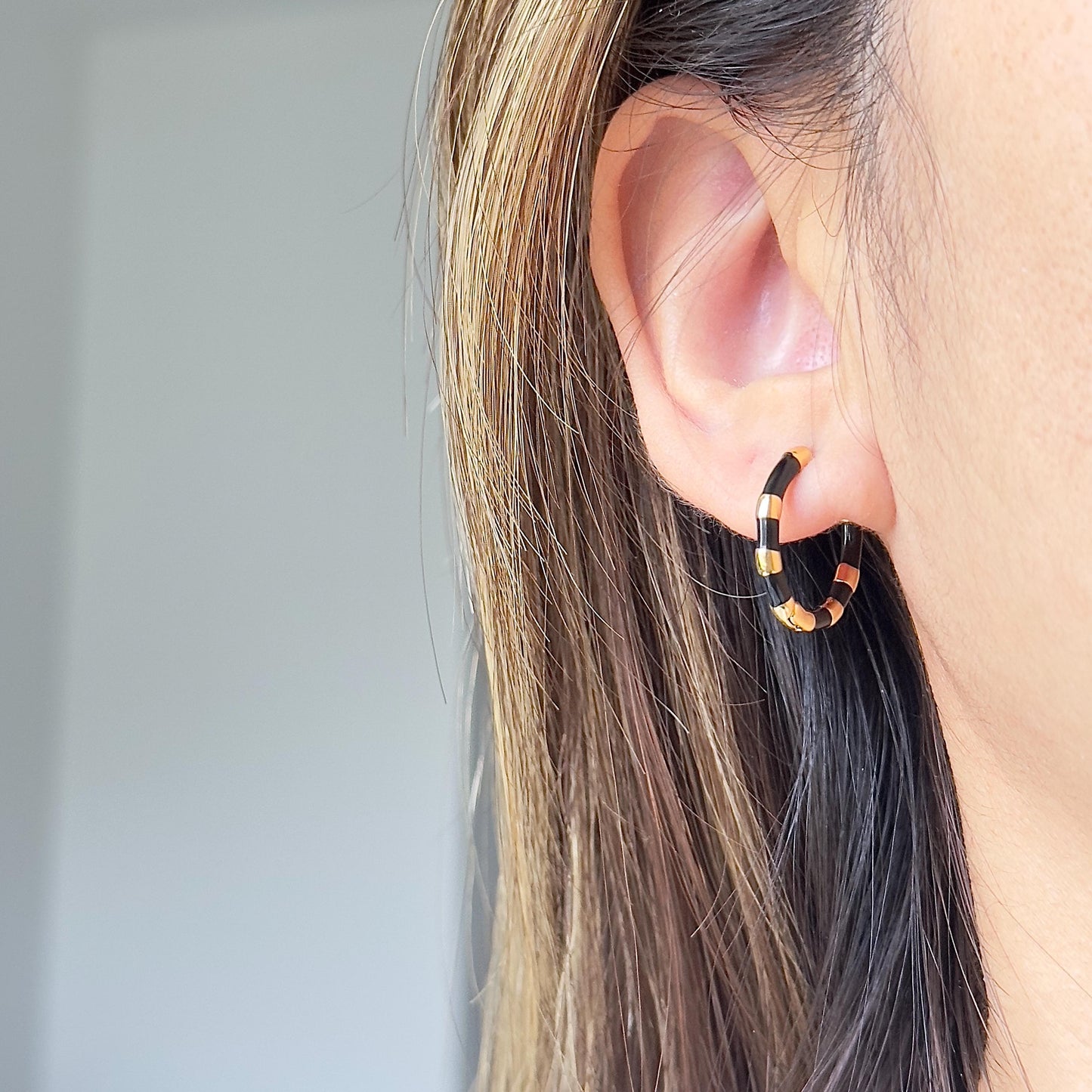 Striped Enamel Hoop Earrings, Black and White Gold Hoops, Minimalist Hoops, Lightweight Everyday Earrings, Unisex, Black And White Hoops