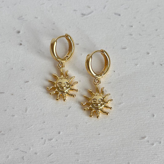 Smiley Sun Dangle Hoop Earrings, Gold Sun Face Hoop Earrings, Retro Celestial Earrings, Sunburst Huggies, Cute Sun Earring, Gift for Her