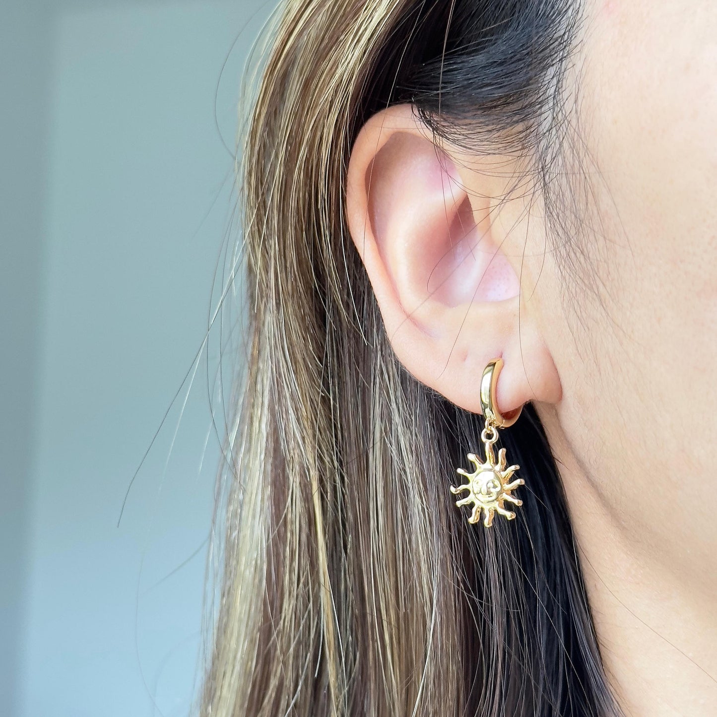 Smiley Sun Dangle Hoop Earrings, Gold Sun Face Hoop Earrings, Retro Celestial Earrings, Sunburst Huggies, Cute Sun Earring, Gift for Her