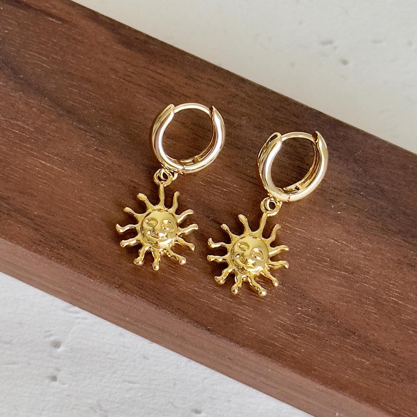 Smiley Sun Dangle Hoop Earrings, Gold Sun Face Hoop Earrings, Retro Celestial Earrings, Sunburst Huggies, Cute Sun Earring, Gift for Her